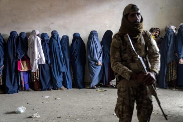 A Taliban fighter stands guard as women wait to receive food rations distributed by a humanitarian aid group in Kabul, Afghanistan, Tuesday, May 23, 2023. (AP Photo/Ebrahim Noroozi, File) Associated Press/LaPresse